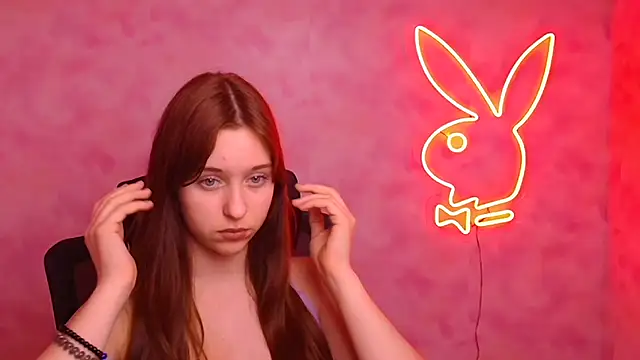 Lilu May online show from December 4, 2025, 4:06 pm