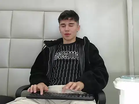 Snapshot of JuanGomm chatting on January 15, 2026, 7:50 pm JuanGomm online show from January 15, 2026, 7:50 pm