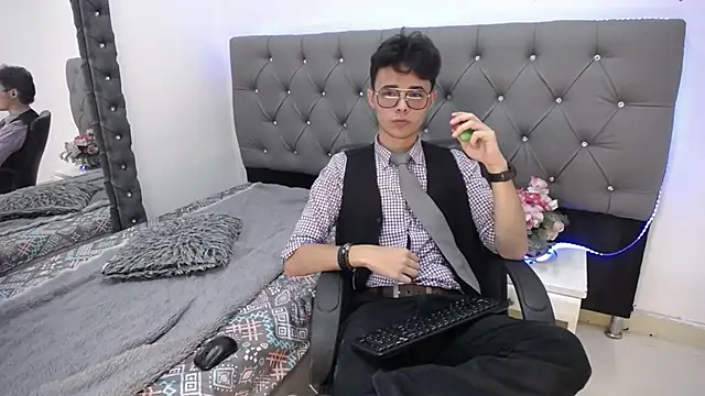 Snapshot of Jules_Silver02 chatting on December 4, 2025, 9:14 pm Jules Silver02 online show from December 4, 2025, 9:14 pm