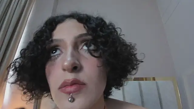 LyraVendrell online show from April 30, 2026, 7:54 pm