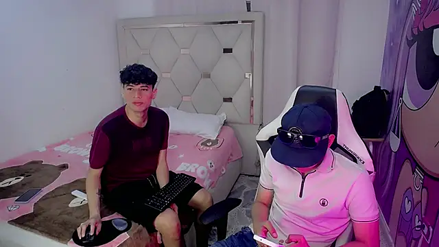 Snapshot of THE_VIPS_TWINK chatting on December 5, 2025, 8:28 pm THE VIPS TWINK online show from December 5, 2025, 8:28 pm