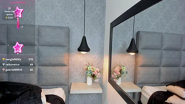 Snapshot of emilyy_r chatting on December 13, 2025, 8:04 pm emilyy r online show from December 13, 2025, 8:04 pm