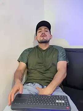 williamsmiiths16 online show from July 24, 2026, 12:23 pm
