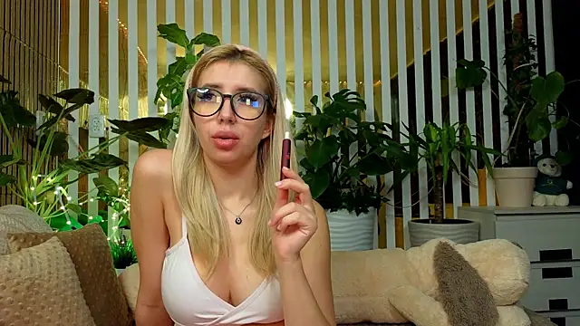 Snapshot of FlowweerGirl chatting on December 5, 2025, 12:43 am FlowweerGirl online show from December 5, 2025, 12:43 am