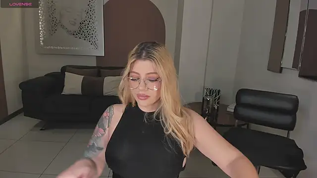 Snapshot of MadisonKane chatting on November 28, 2025, 12:27 pm MadisonKane online show from November 28, 2025, 12:27 pm