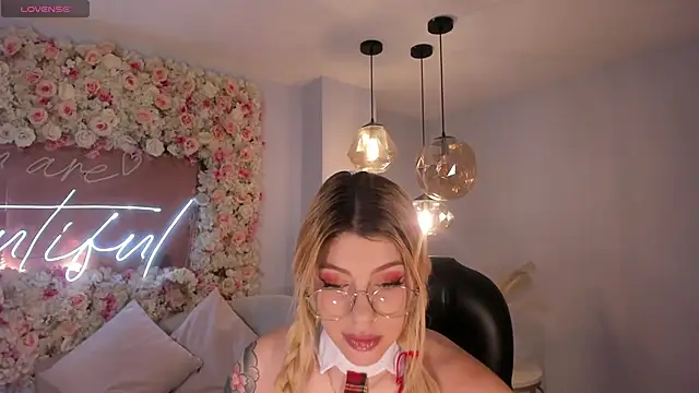 MadisonKane online show from May 4, 2026, 11:24 am