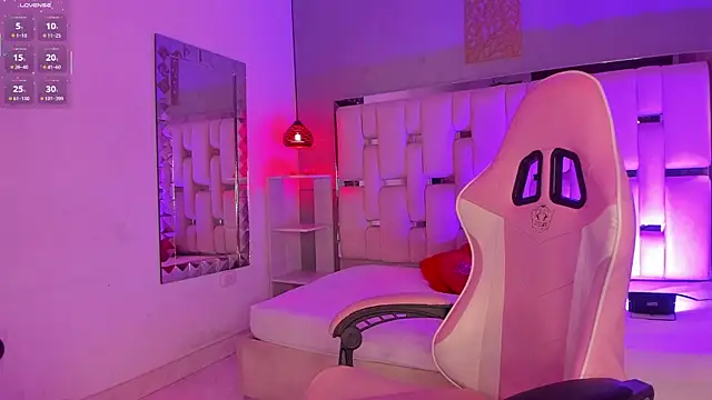 Snapshot of CloeMoon chatting on December 5, 2025, 4:55 am CloeMoon online show from December 5, 2025, 4:55 am