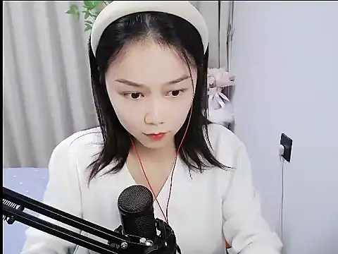 Snapshot of mili923 chatting on December 4, 2025, 2:05 pm mili923 online show from December 4, 2025, 2:05 pm