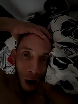 Snapshot of yisushotlarge chatting on December 14, 2025, 8:14 pm yisushotlarge online show from December 14, 2025, 8:14 pm