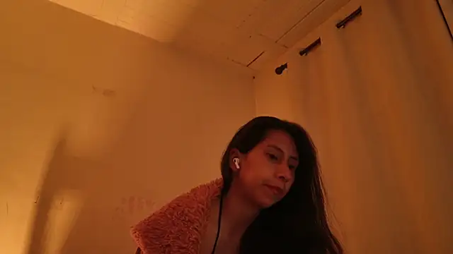 Snapshot of MoonLipsON- chatting on August 5, 2026, 10:09 am MoonLipsON- online show from August 5, 2026, 10:09 am