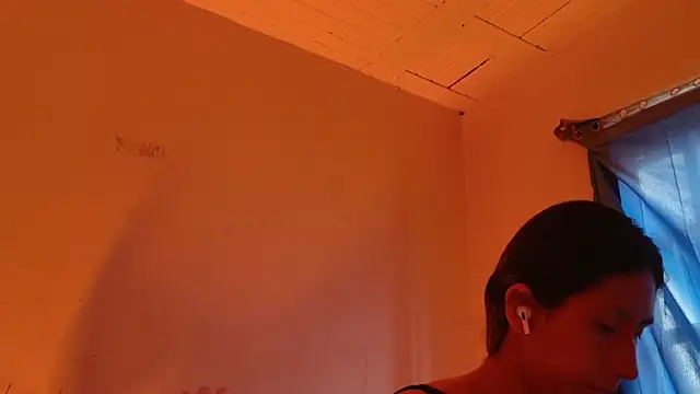 Snapshot of MoonLipsON- chatting on May 8, 2026, 5:06 pm MoonLipsON- online show from May 8, 2026, 5:06 pm