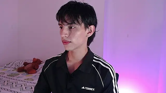 Snapshot of andrew_courtzz chatting on May 17, 2026, 7:36 pm andrew courtzz online show from May 17, 2026, 7:36 pm