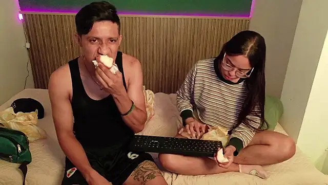 Snapshot of Violet_and_Dylan chatting on December 14, 2025, 12:11 pm Violet and Dylan online show from December 14, 2025, 12:11 pm