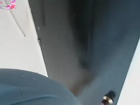 Snapshot of JulietaHazze_ chatting on December 14, 2025, 3:35 am JulietaHazze online show from December 14, 2025, 3:35 am