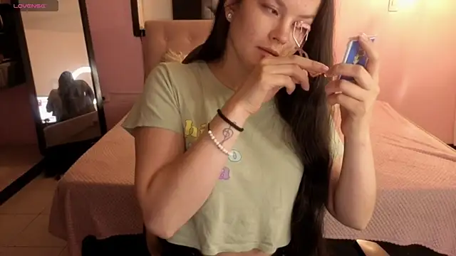 Sara valderrama  online show from May 2, 2026, 12:21 pm