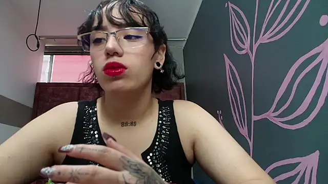Kiara Fox   online show from April 30, 2026, 8:57 pm