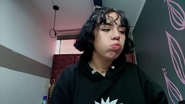 Kiara Fox   online show from May 5, 2026, 8:23 pm