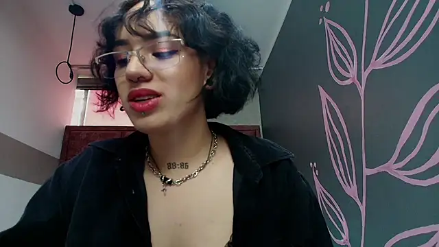 Kiara Fox   online show from May 4, 2026, 7:50 pm