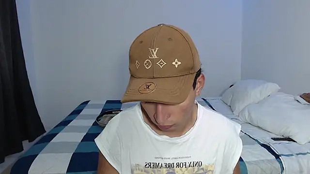 Snapshot of Dave_hot1 chatting on December 14, 2025, 8:36 pm Dave hot1 online show from December 14, 2025, 8:36 pm