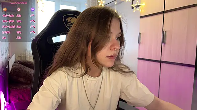 GayleLuu online show from December 19, 2025, 11:45 am