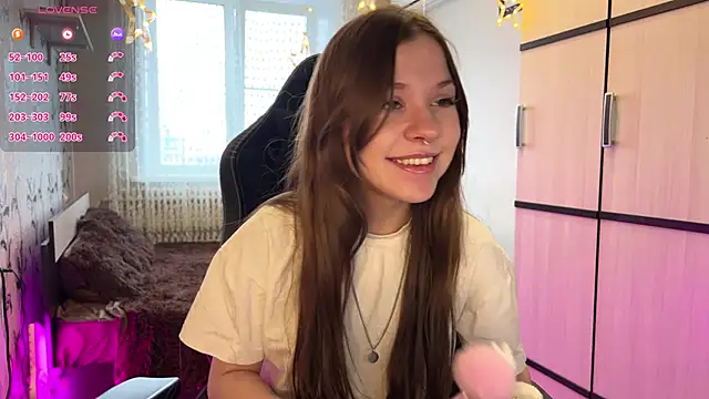 GayleLuu online show from December 16, 2025, 10:52 am