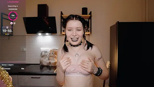 Snapshot of Nickari chatting on March 13, 2026, 6:18 am Nickari online show from March 13, 2026, 6:18 am