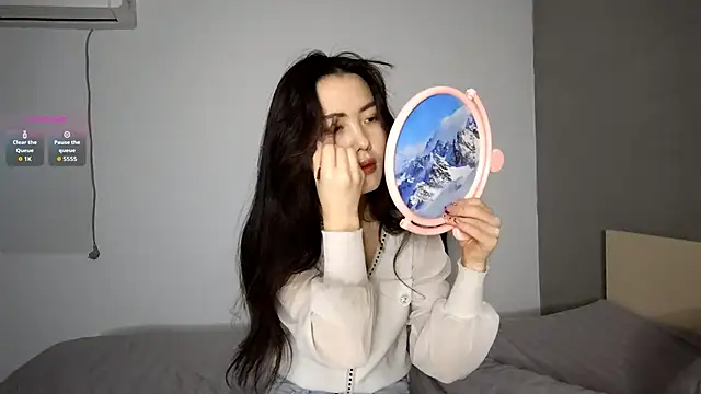 OleneBouras online show from December 14, 2025, 9:26 am