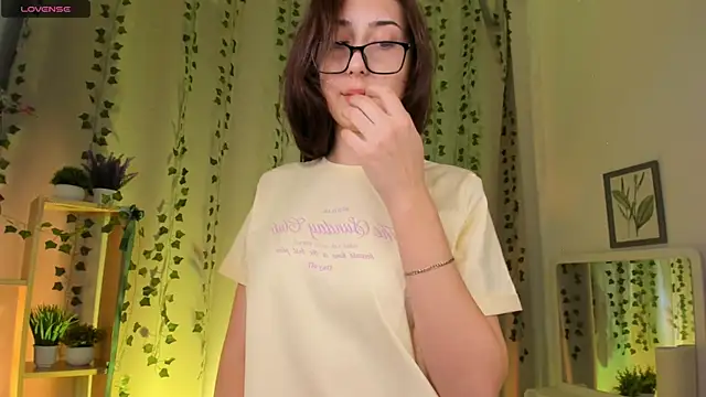 Snapshot of TariLechliter chatting on February 13, 2026, 3:23 pm TariLechliter online show from February 13, 2026, 3:23 pm