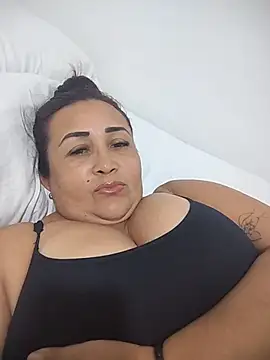 Nini Love  online show from May 10, 2026, 4:05 am