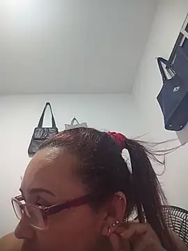 Nini Love  online show from March 9, 2026, 4:05 am