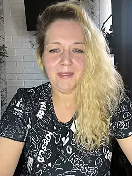 JenniferCarmen online show from April 28, 2026, 7:02 am