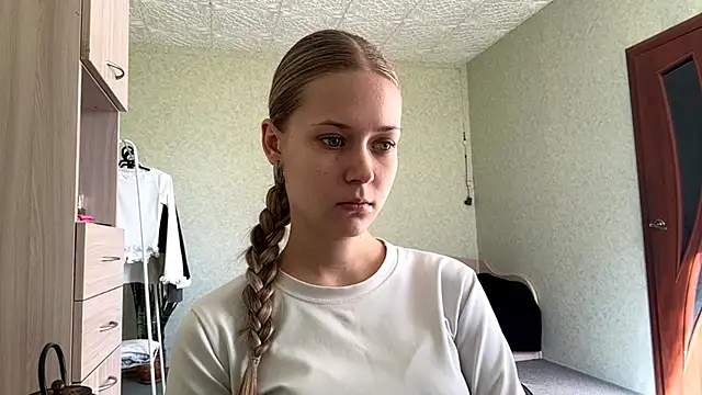ZaidaSchwarten online show from May 2, 2026, 2:22 pm