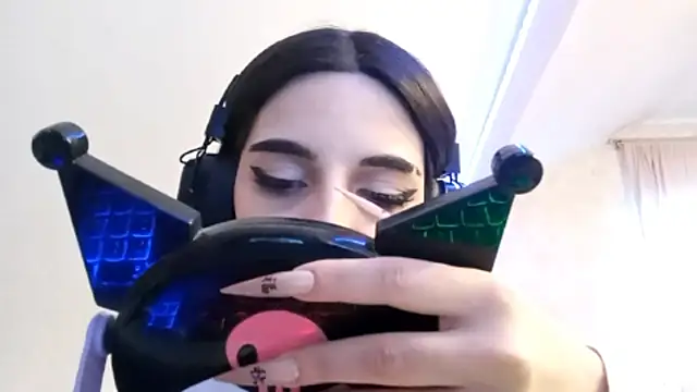 KizzieSchronce online show from December 17, 2025, 3:33 am