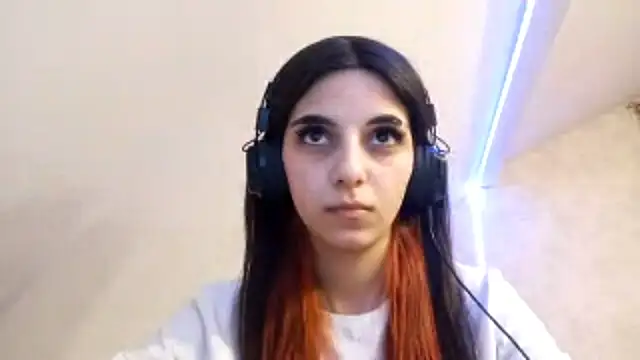 KizzieSchronce online show from December 18, 2025, 11:14 am