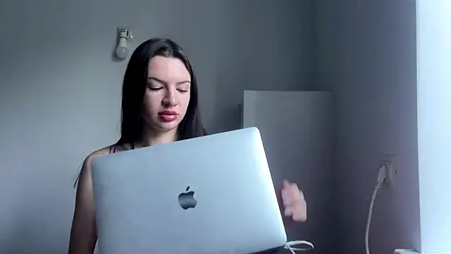 Snapshot of EloisDower chatting on December 17, 2025, 11:21 pm EloisDower online show from December 17, 2025, 11:21 pm