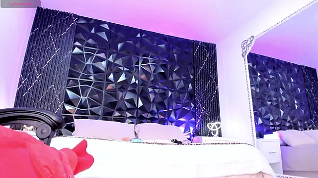 AriadnaLoren online show from April 22, 2026, 4:19 am