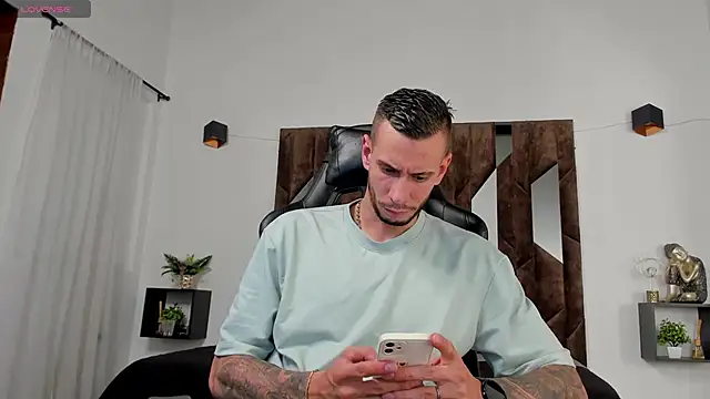 J king   online show from April 29, 2026, 9:32 pm