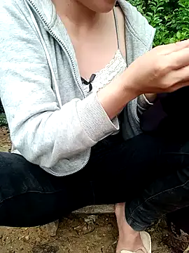 Snapshot of little-effy chatting on June 9, 2026, 10:27 am little-effy online show from June 9, 2026, 10:27 am