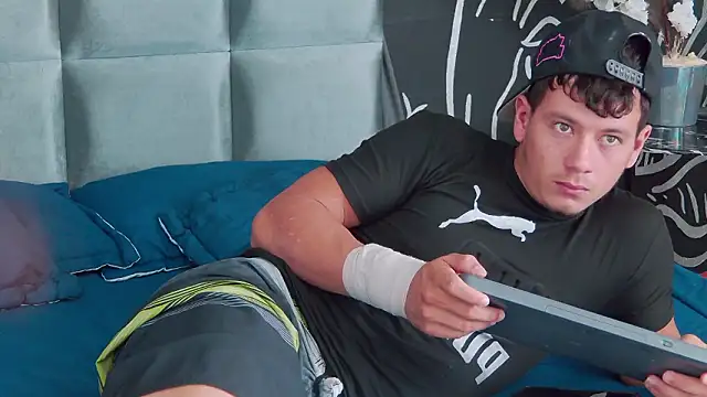 Snapshot of MagnusKnight_ chatting on February 5, 2026, 4:03 pm MagnusKnight online show from February 5, 2026, 4:03 pm