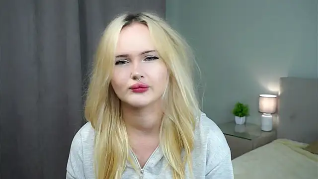 Snapshot of JuanaMessel chatting on December 15, 2025, 7:25 am JuanaMessel online show from December 15, 2025, 7:25 am