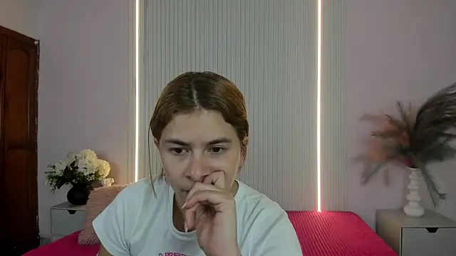 VivianOwen9 online show from March 19, 2026, 12:16 pm