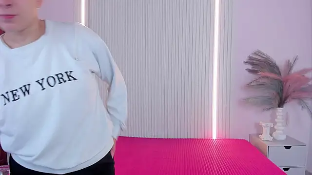 VivianOwen9 online show from March 6, 2026, 12:11 pm