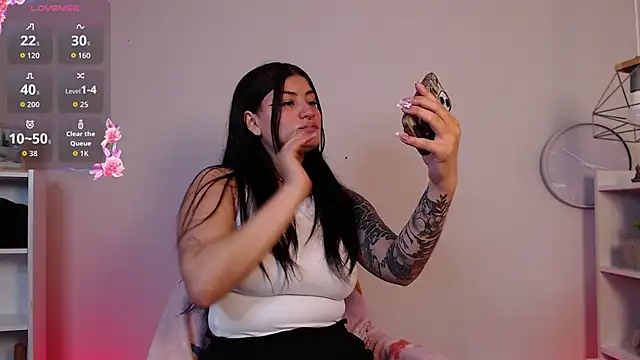 Lunaclarx online show from January 19, 2026, 12:09 pm