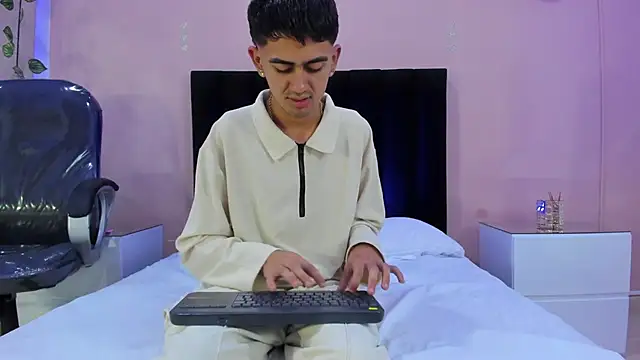 Snapshot of Logan_Wolf_ chatting on December 22, 2025, 7:25 pm Logan Wolf online show from December 22, 2025, 7:25 pm