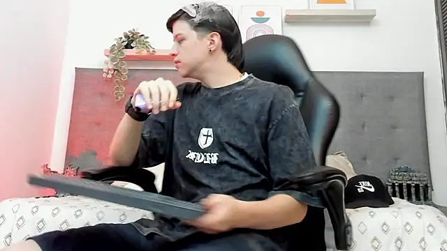 Snapshot of sebastamayo_ chatting on March 7, 2026, 6:09 am sebastamayo online show from March 7, 2026, 6:09 am