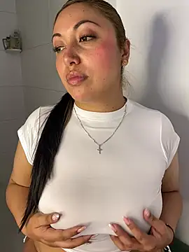 Snapshot of LizzCarter_ chatting on June 3, 2026, 2:33 pm LizzCarter online show from June 3, 2026, 2:33 pm
