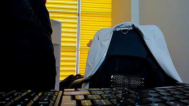 Snapshot of Aziza-New chatting on March 4, 2026, 10:34 am Aziza-New online show from March 4, 2026, 10:34 am