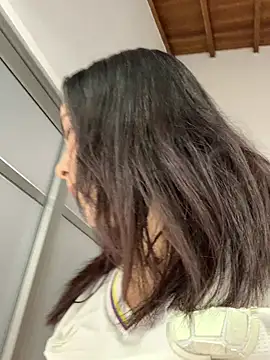 Snapshot of Lunara_Vall chatting on July 3, 2026, 7:42 pm Lunara Vall online show from July 3, 2026, 7:42 pm