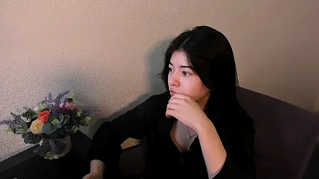 LisaColee online show from May 6, 2026, 8:07 am