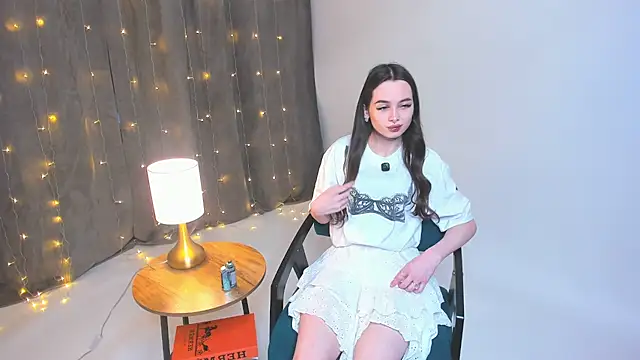 YvonneRobes online show from December 20, 2025, 11:57 am